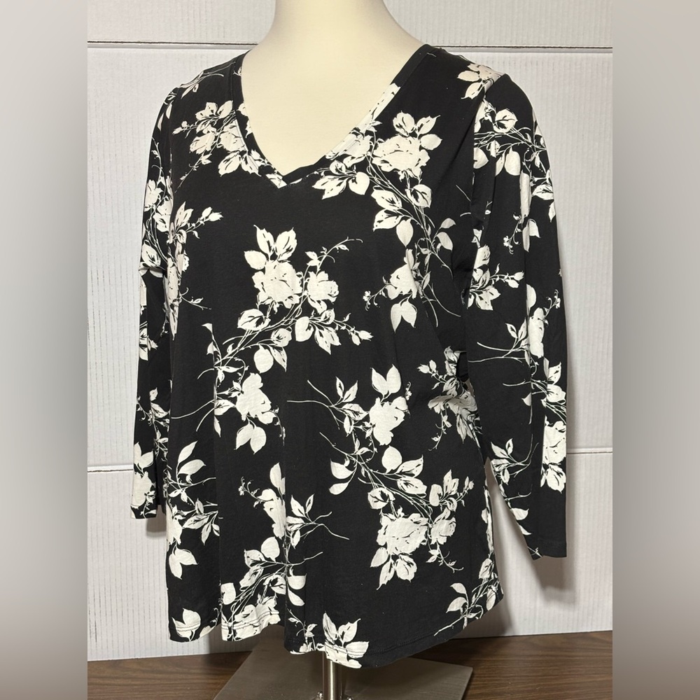Roaman’s 26/28 or 2XL PULLOVER TOP IN BLACK AND WHITE FLORAL PRINT